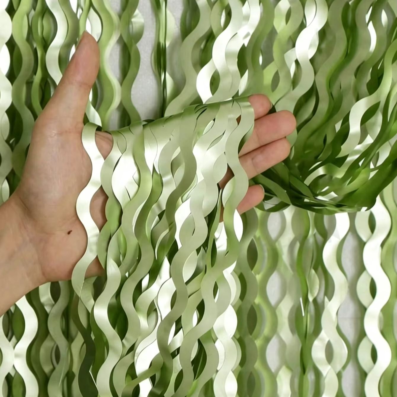 Tinsel Garland Decoration - ม่านฟอยล์สีเขียวเซจแบบหยัก 2 ชิ้น พร้อมพู่ห้อยประดับตกแต่งฉากหลังสำหรับงานวันเกิด งานเลี้ยงฉลองทารก งานปาร์ตี้ธีมป่า